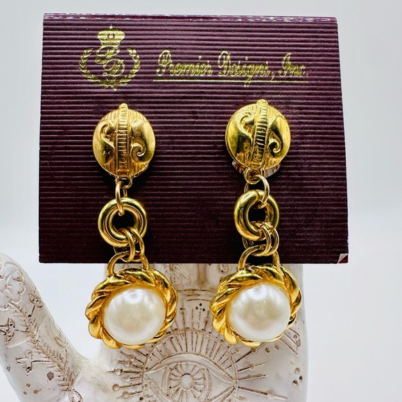 Premier Designs Jewelry - Premier Designs Gold and Cream Pearl Earrings